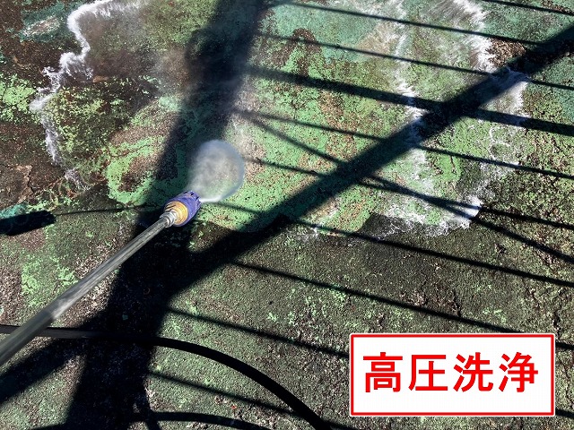 甲府市で黒ずみ汚れ・ひび割れ（クラック）の目立つ屋上防水（ウレタン防水）に高圧洗浄を行う様子