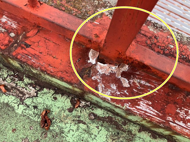 甲府市で塗膜剥がれ・錆びの発生した屋上の鉄柵・手すり