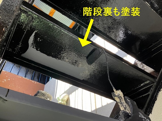 甲府市で鉄骨階段にファインSi（シリコン塗料）で中塗り（仕上げ塗装1回目）を行う様子
