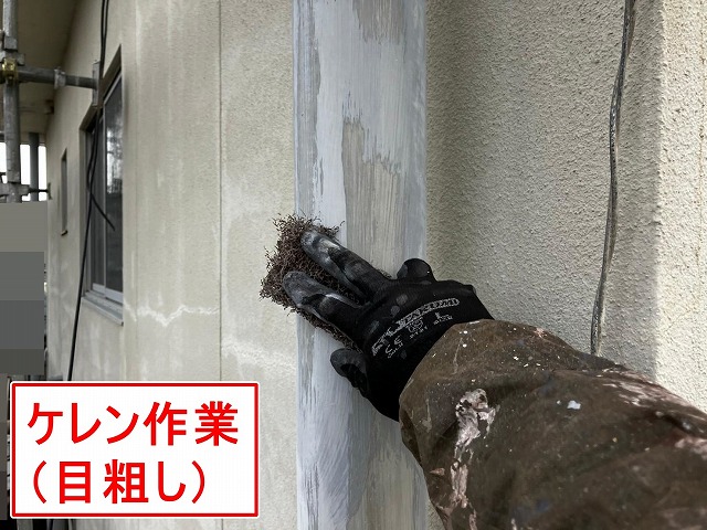 甲府市で塗膜がはがれた竪樋（配管）の塗装時にケレン作業（目粗し）を行う様子