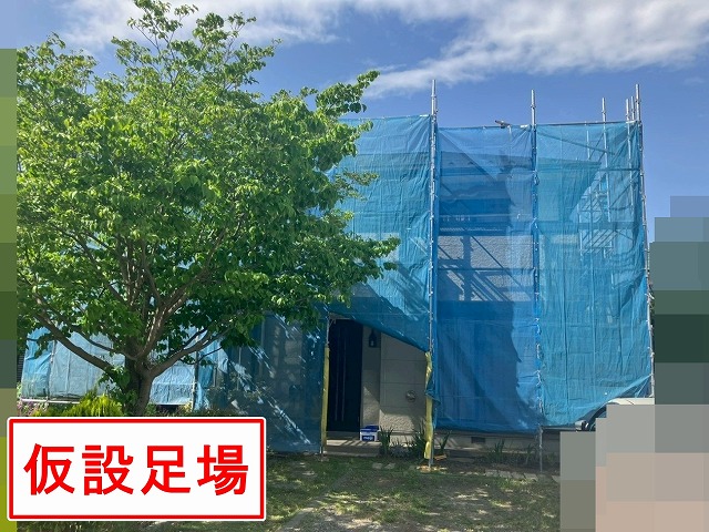 笛吹市で仮設足場設置・メッシュシートを張ったあと、高圧洗浄で外壁と付帯部を清掃！