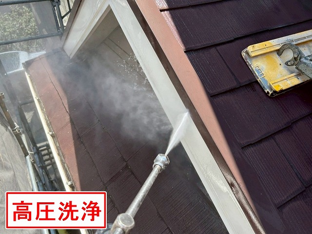 南アルプス市で経年劣化で黒ずみ・変色した破風に高圧洗浄を行う様子