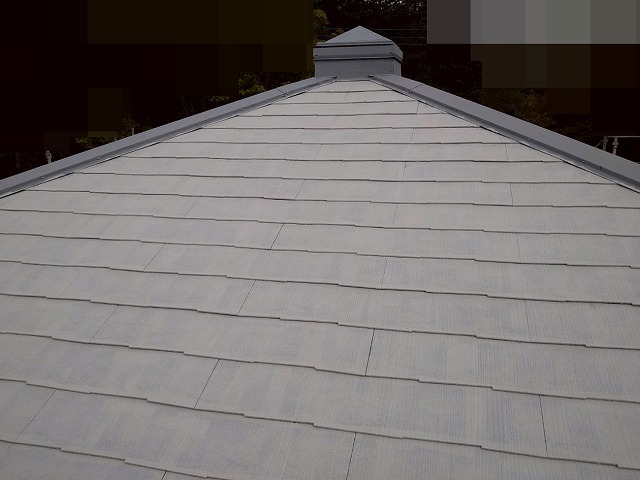 北杜市でスレート屋根にベスコロフィラーで下塗りを行う様子