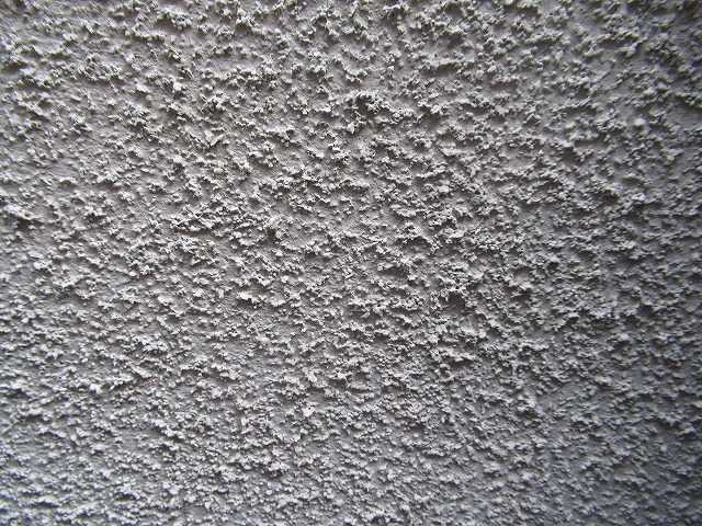 西八代郡市川三郷町でモルタル外壁の調査を実施する様子