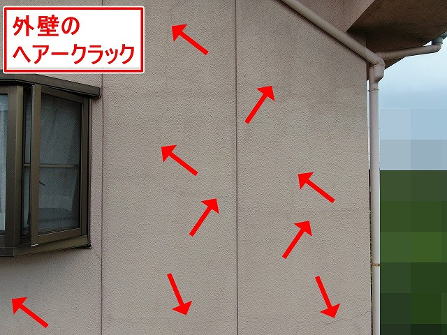 笛吹市でモルタル外壁の現地調査で縦横のクラックや補修跡、チョーキング現象を確認！