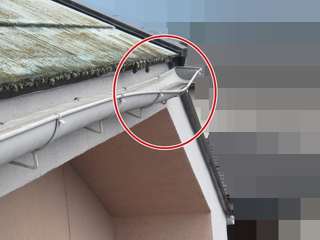 笛吹市で雨樋（軒樋）が歪んで雨水が溜まっている様子