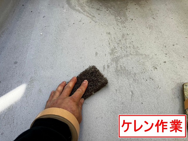 笛吹市でベランダ（バルコニー）の床をケレン作業する様子