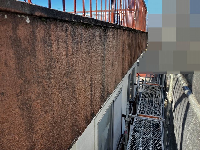 甲府市でパラペット塗装前に高圧洗浄を行う様子