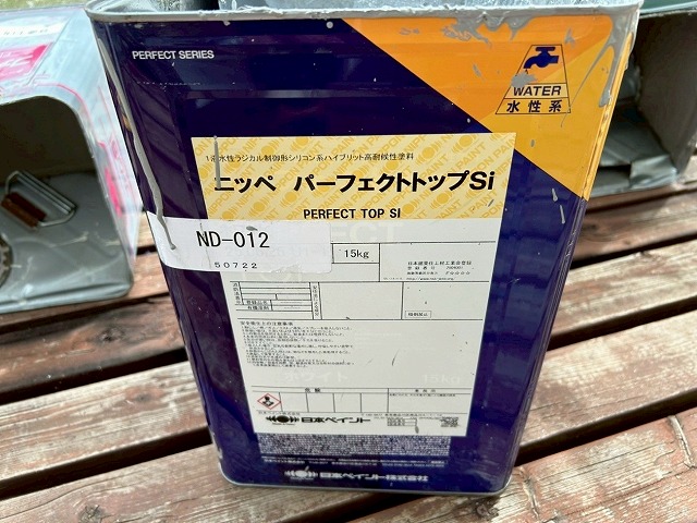 南アルプス市で目隠し擁壁にパーフェクトトップSiのグレーを塗装する様子