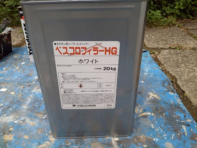 北杜市でスレート屋根にベスコロフィラーで下塗りを行う様子