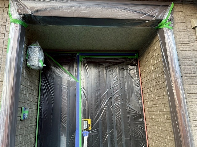 西八代郡市川三郷町で外壁塗装前に付帯部に養生をかける様子