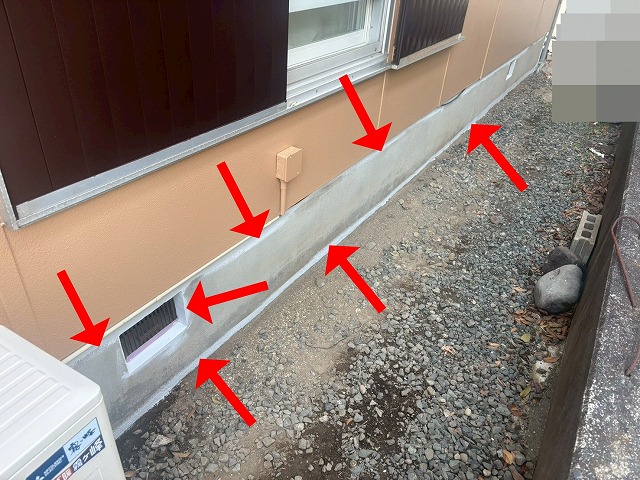 西八代郡市川三郷町で刷毛を使用して基礎塗装を行う様子（基礎ガード使用）