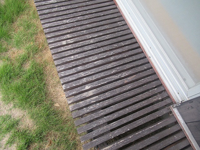 西八代郡市川三郷町で色あせたウッドデッキ