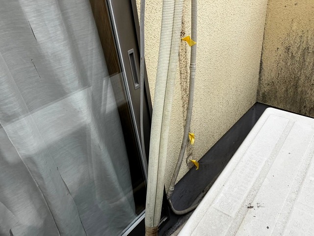 笛吹市で配管・ドレンホースがむき出しの状態