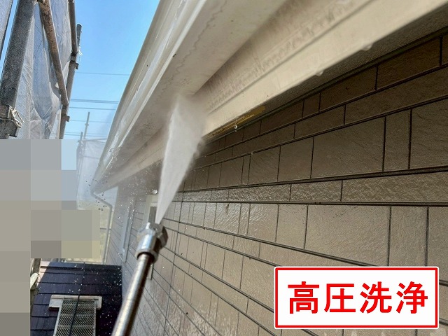 南アルプス市で雨樋塗装前に高圧洗浄を行う様子