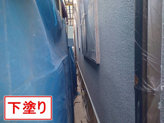 西八代郡市川三郷町でモルタル外壁塗装で、下塗り（パーフェクトフィラー）を行う様子