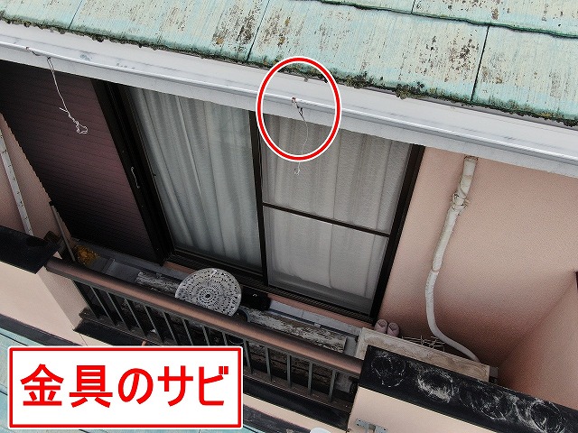 笛吹市で雨樋の金具が錆びている様子