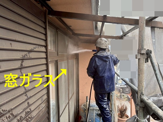 笛吹市で高圧洗浄の際に窓ガラスや玄関床を洗浄する様子