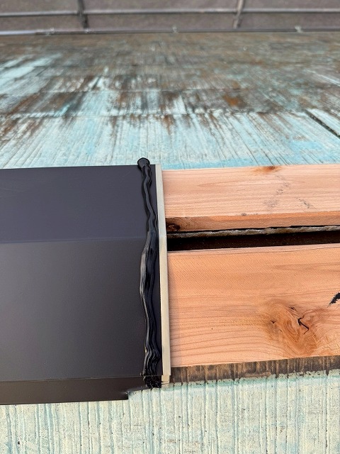 笛吹市で板金交換を行う様子（板金をシーリング・コーキングで密着）