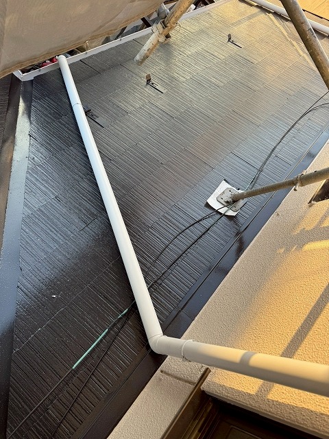 笛吹市で竪樋・這樋の交換（雨樋交換）を行う様子