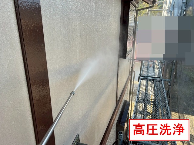 西八代郡市川三郷町で外壁塗装前に高圧洗浄を行う様子