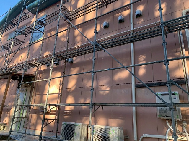 南都留郡富士河口湖町でALCパネルの外壁塗装（下塗り）ビフォーアフター