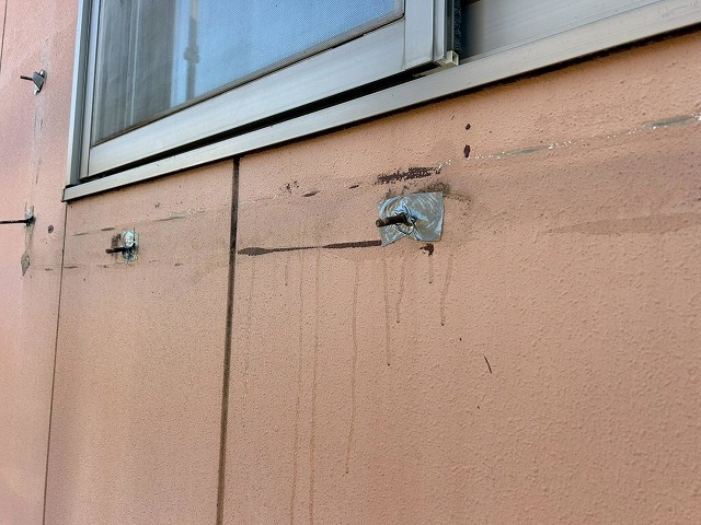 南都留郡富士河口湖町でALCパネル外壁のビス穴を補修して塗装する様子（ビフォーアフター）