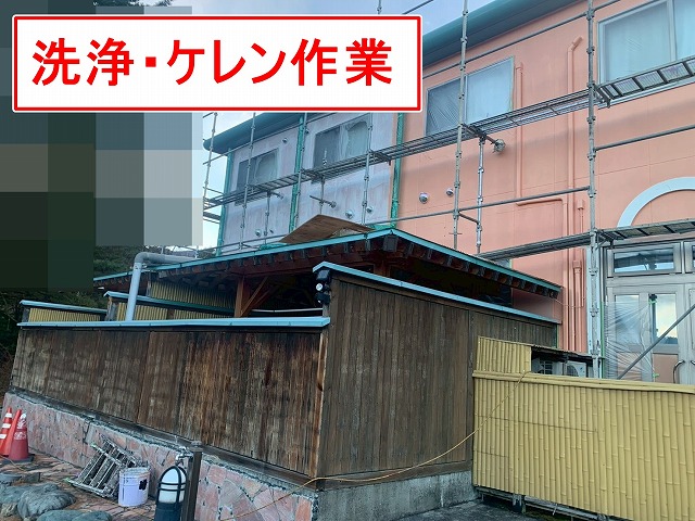 南都留郡富士河口湖町で観光ホテルの木部を塗装する様子（ケレン作業の写真）