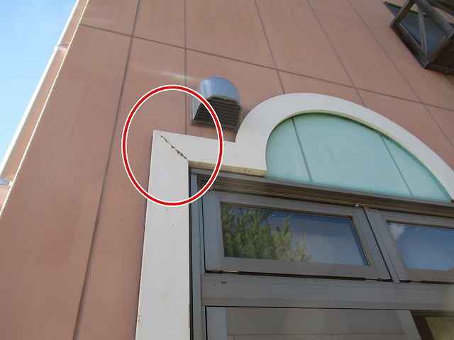 南都留郡富士河口湖町で鉄部のドア飾りが錆びている様子（もらい錆びあり）