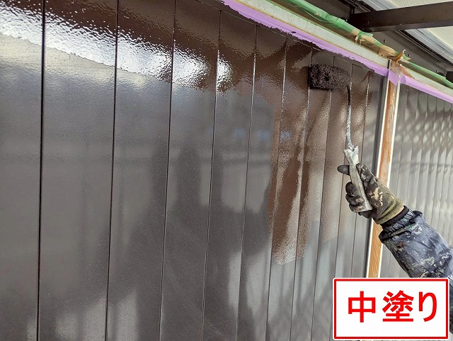 西八代郡市川三郷町で雨戸戸袋の塗装を行う様子（ファインSiで中塗り）