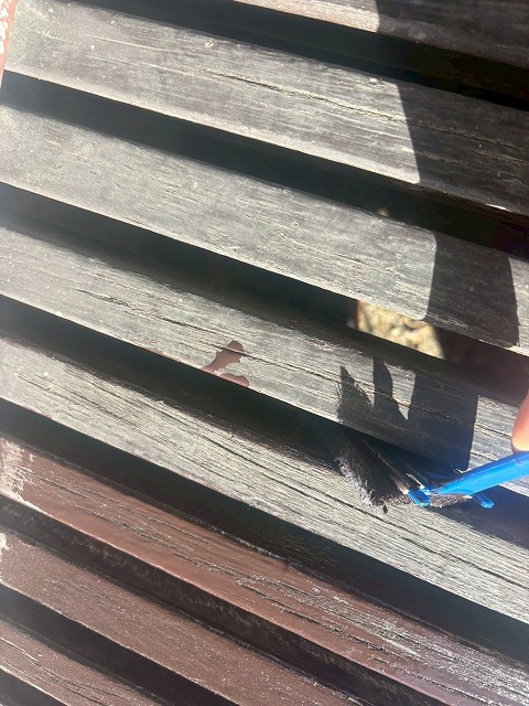 西八代郡市川三郷町でウッドデッキ塗装を行う様子（ケレン作業・下塗り・仕上げ塗装）