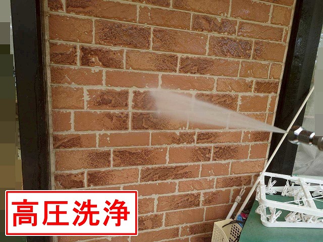 山梨市で塗装前の外壁に高圧洗浄を行う様子