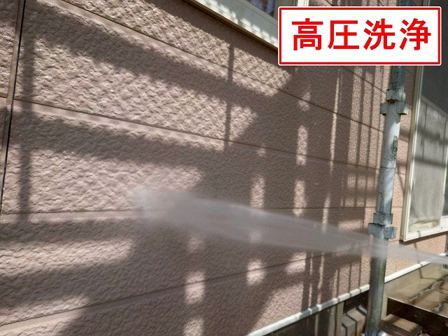 山梨市でサイディング外壁に無機塗料でカラーチェンジする様子（高圧洗浄）