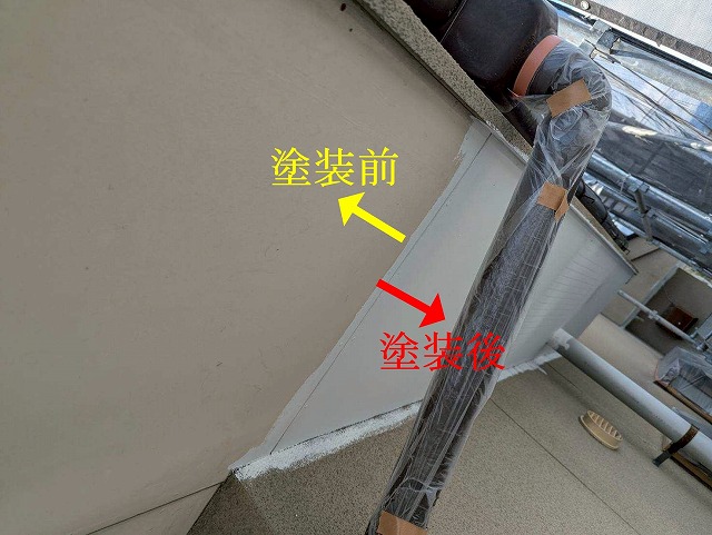 南アルプス市で軒天をケンエース塗料で塗装する様子（ローラーで平面を塗装）