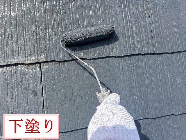 屋根の下塗り作業