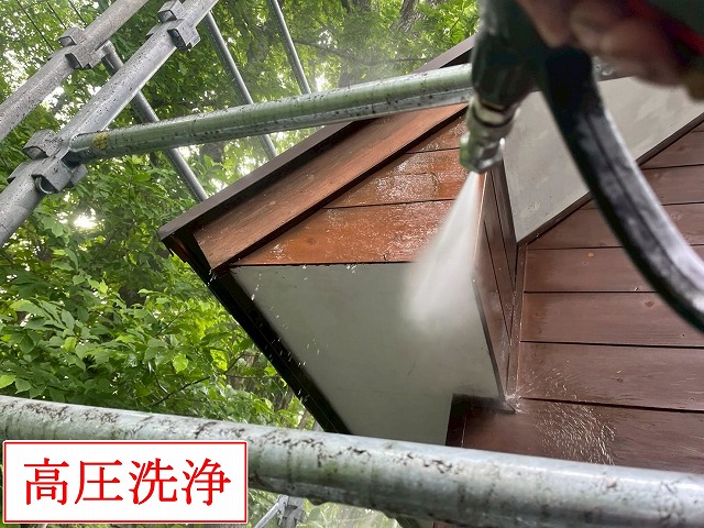 軒天の高圧洗浄作業