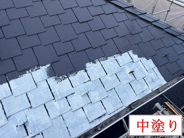 中塗り中の屋根面
