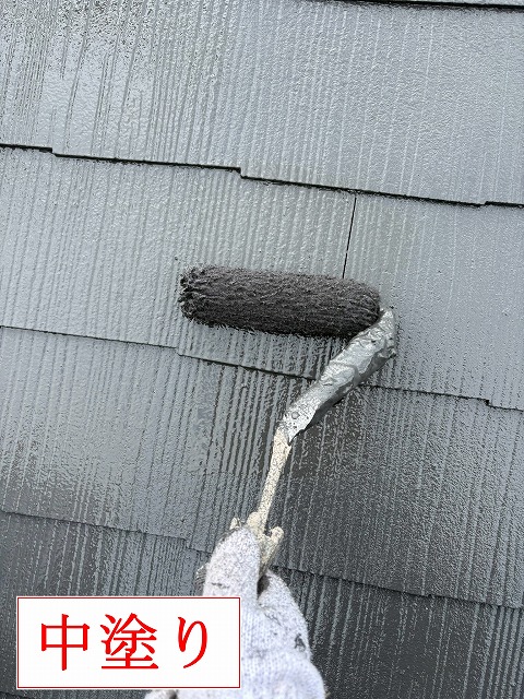 中塗り中の屋根塗装