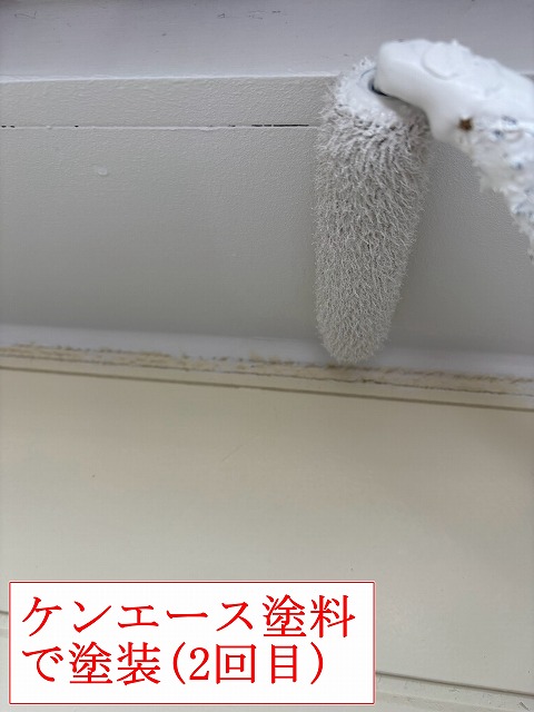 軒天の2回目塗装中