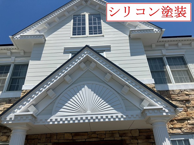 玄関上飾り塗装後