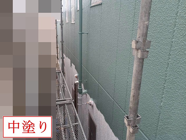 中塗り中の外壁全体