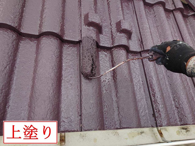 上塗り作業中の屋根