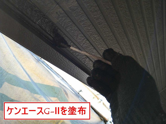 甲府市でガルバリウム鋼板の軒天にケンエースG-Ⅱを塗装する様子