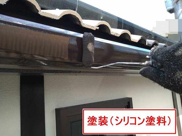 甲府市で雨樋にシリコン塗料（ファインSi）を塗装する様子
