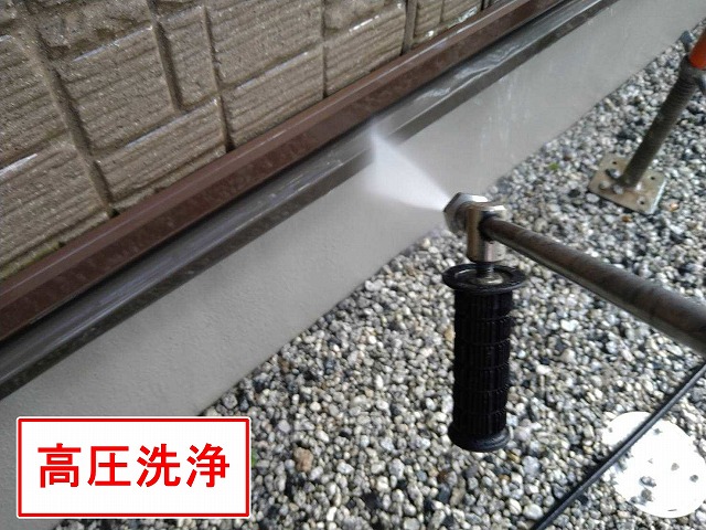 甲府市で汚れのついた水切りを高圧洗浄して一掃する様子