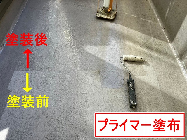 笛吹市でベランダ（バルコニー）の防水面にプライマーを塗布する様子