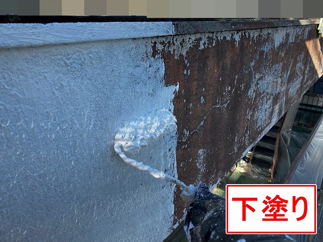 甲府市でパラぺット塗装で下塗りを行う様子（フィラー使用）