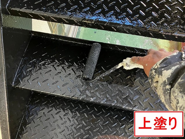 甲府市で鉄骨階段にファインSi（シリコン塗料）で上塗り（仕上げ塗装2回目）を行う様子