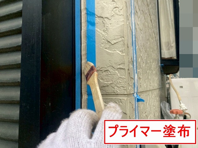 笛吹市でサイディング外壁目地の打ち替え工事を行う様子（プライマー塗布）