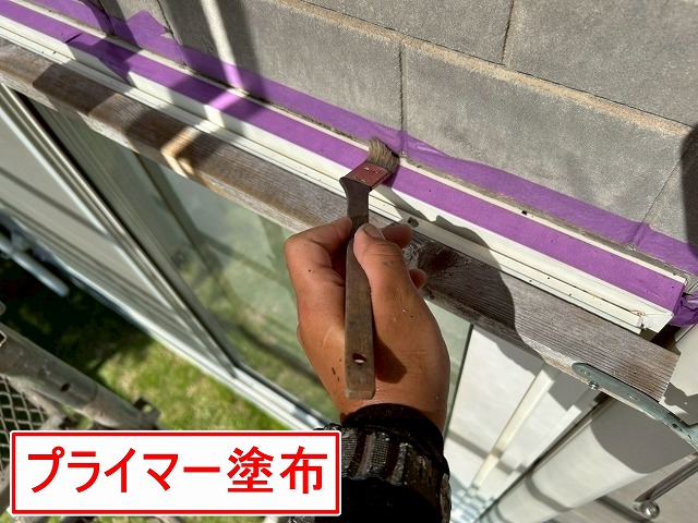 南アルプス市で窓・ドア・換気フードのサッシ廻りにプライマー塗布を行う様子（シーリング増し打ち工事）